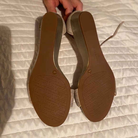 Alex Marie Gold shimmery wedges - Picture 3 of 4